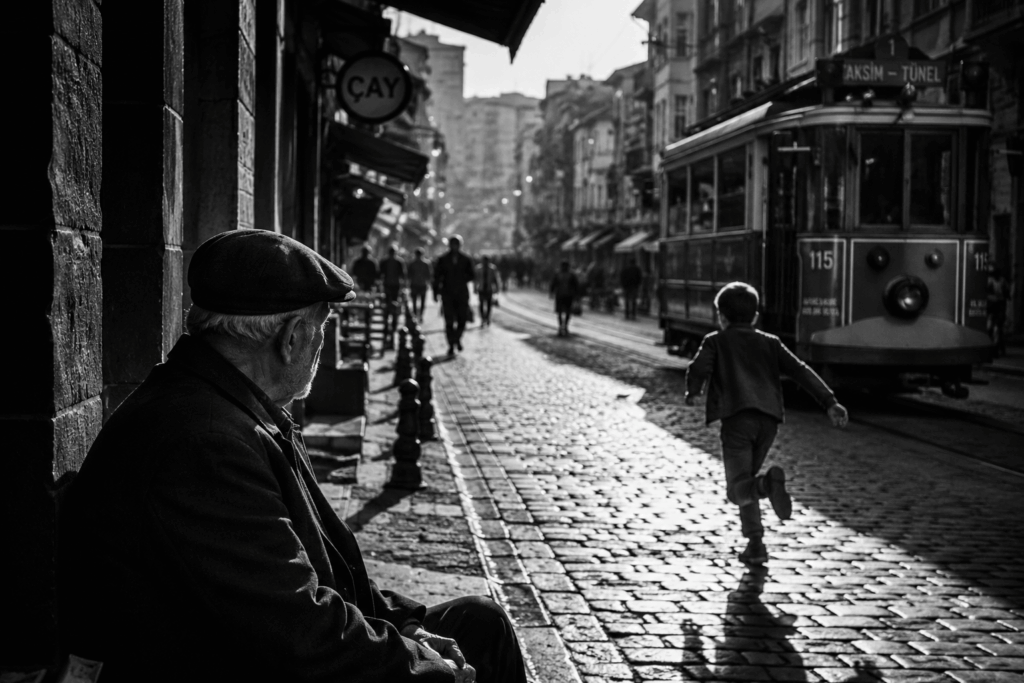Sokak fotoğrafçılığı anlayışını temsil eden siyah beyaz şehir sahnesi