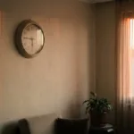 Durmuş saat: duvarda solmamış açık renkli bir daire ve yanında akrebi ve yelkovanı durmuş eski bir saat